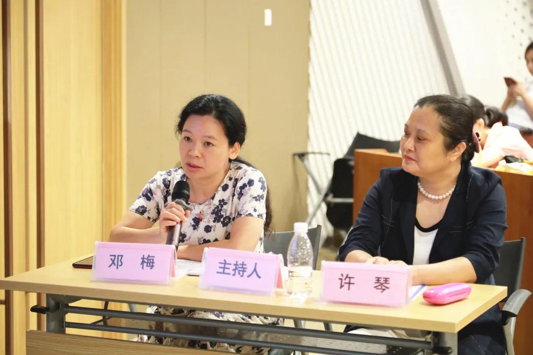 海南省中醫(yī)院鄧梅主管護士、海南省人民醫(yī)院放射科    許琴教授主持會議.jpg
