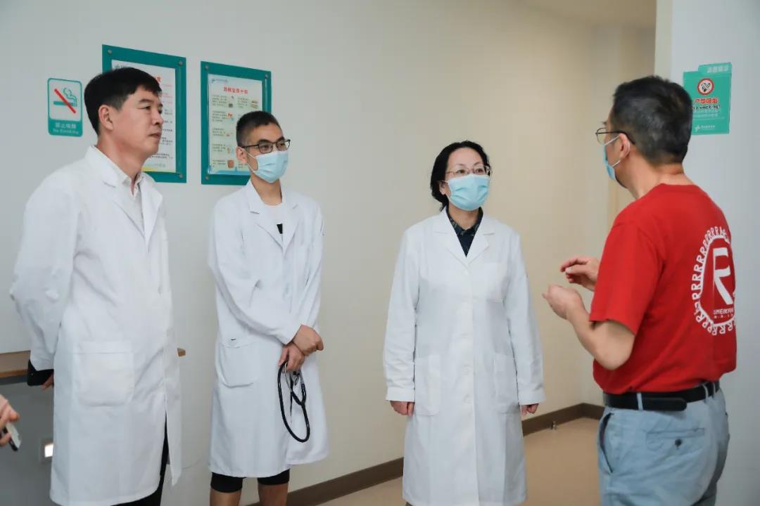 魏志霞教授（右二）與患者趙先生（右一）治療前交談.jpg