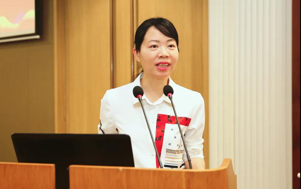 海南省腫瘤防治協(xié)會秘書長涂瑞沙宣讀選舉結(jié)果.jpg