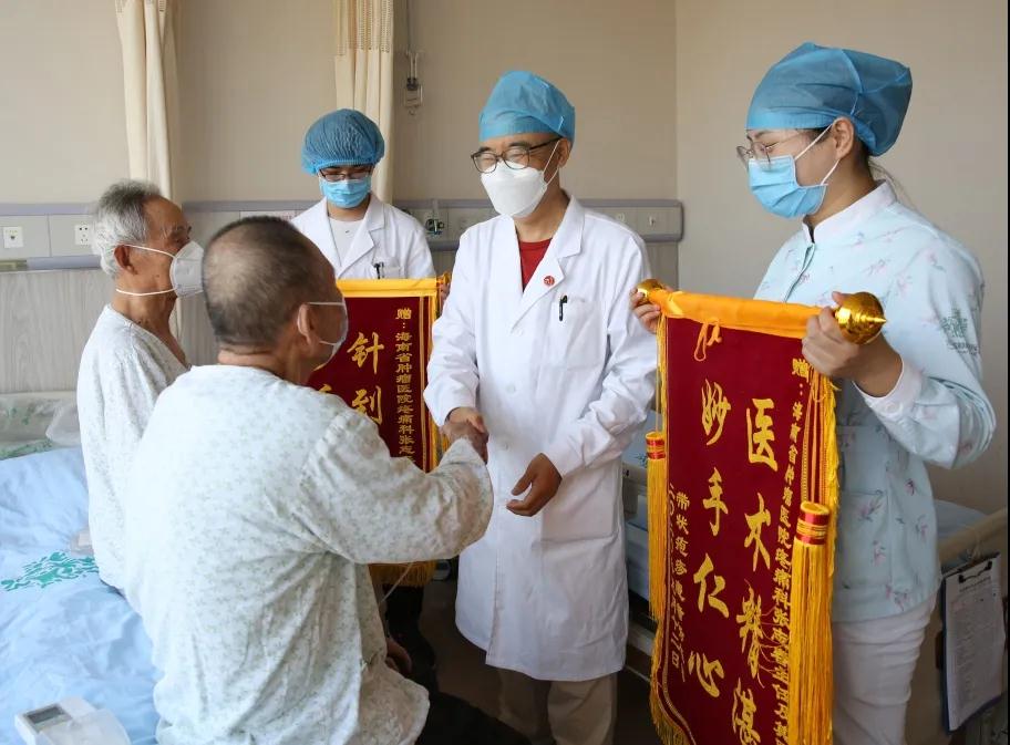 出院前，患者向張志春教授贈(zèng)送錦旗.jpg