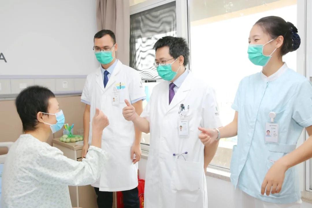 董文教授看望患者。資料圖.jpg