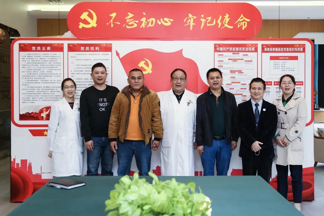 山地村扶貧干部與我院領(lǐng)導合影.jpg
