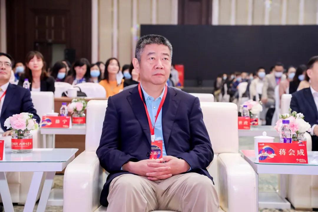 蔣會成理事長出席全球先進腫瘤治療中心戰(zhàn)略合作啟動儀式.jpg