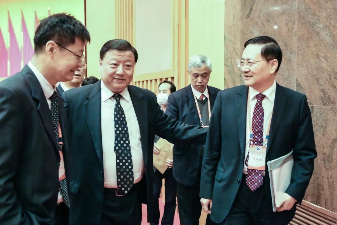 吳世政教授與海南省科協(xié)黨組書記、副主席胡月明（中）等親切交流.jpg