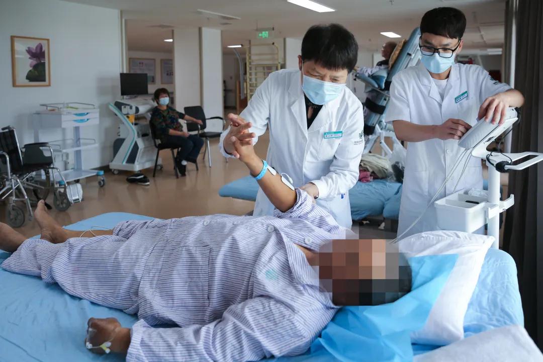 吳小麗主任為患者進(jìn)行康復(fù)訓(xùn)練.jpg