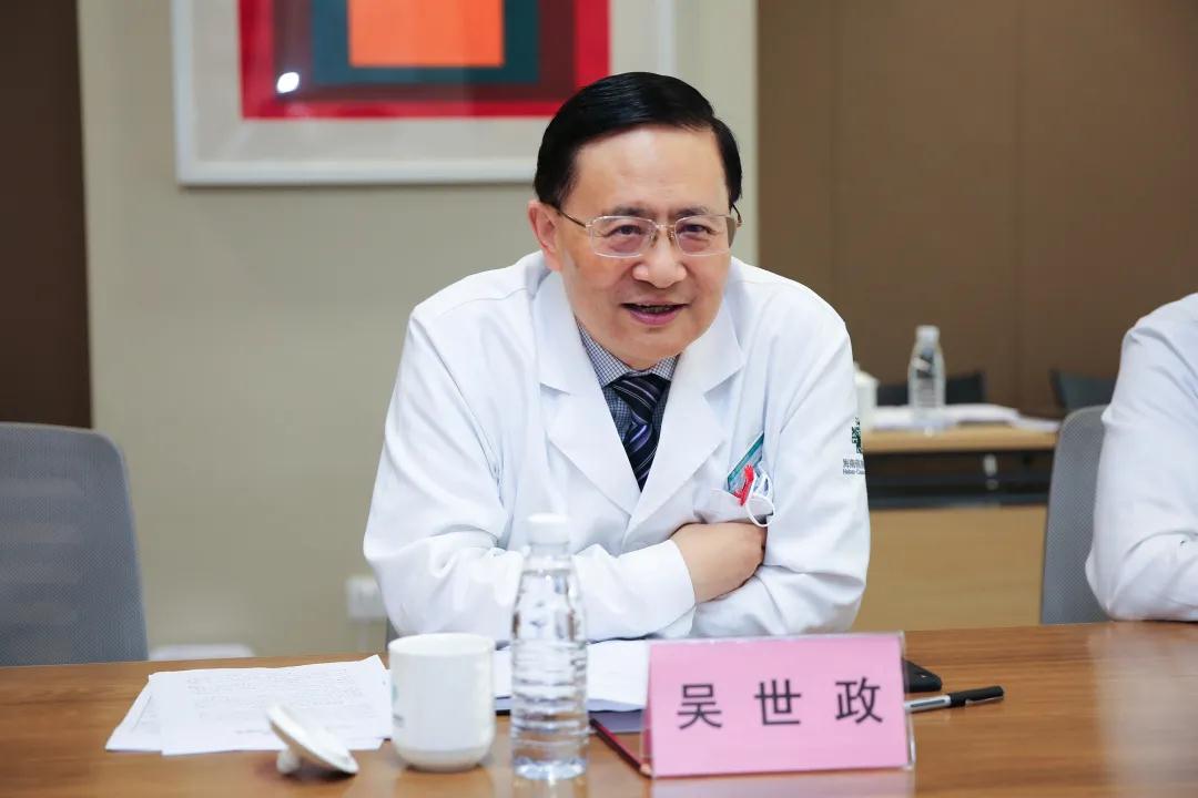 吳世政院長(zhǎng)介紹醫(yī)院情況.jpg