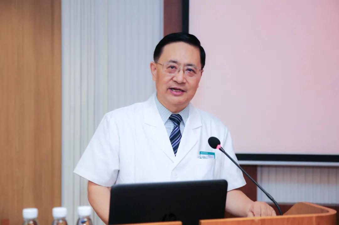 吳世政院長(zhǎng)作平安醫(yī)院建設(shè)情況匯報(bào).jpg