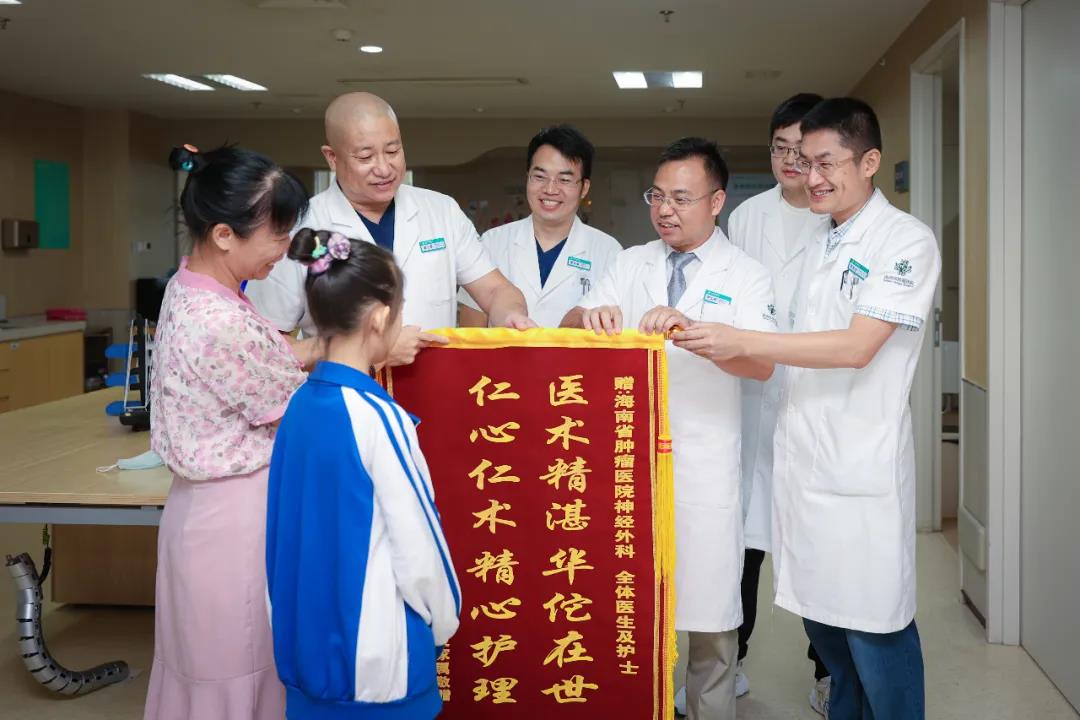 小瑩和媽媽給醫(yī)護(hù)送錦旗.jpg