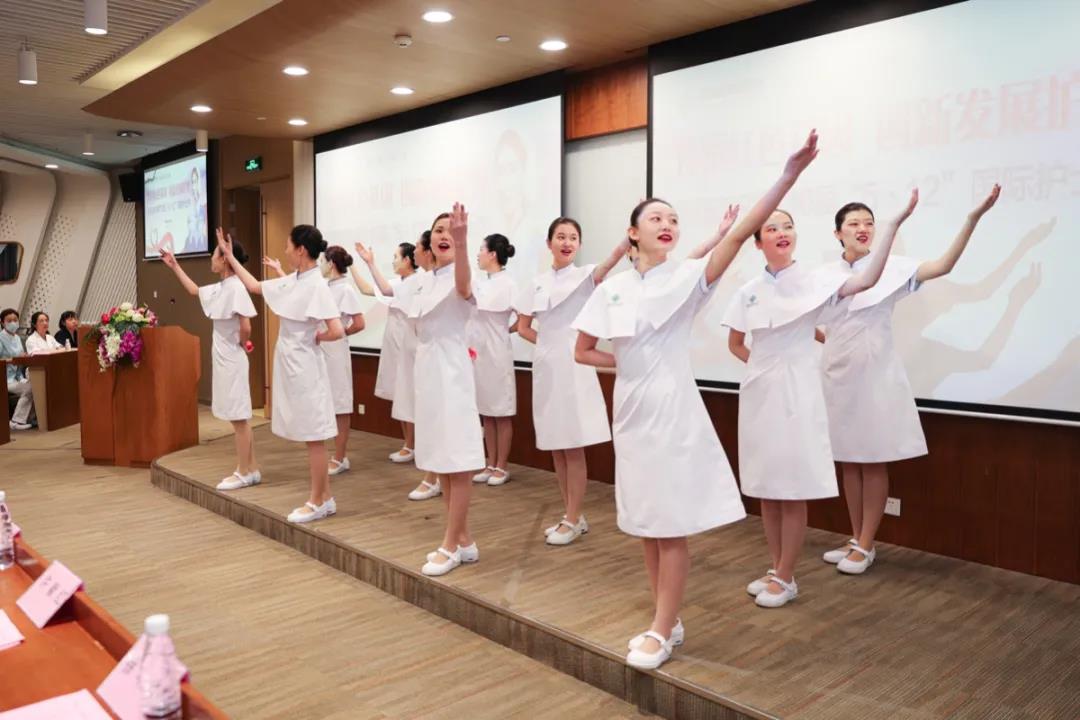 12名白衣天使演繹《中國護(hù)士之歌》.jpg