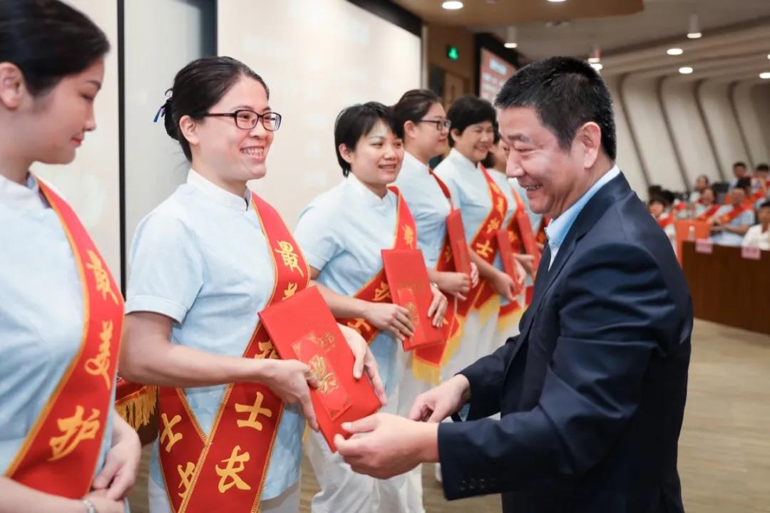 蔣會(huì)成理事長為獲獎(jiǎng)人員頒獎(jiǎng).jpg