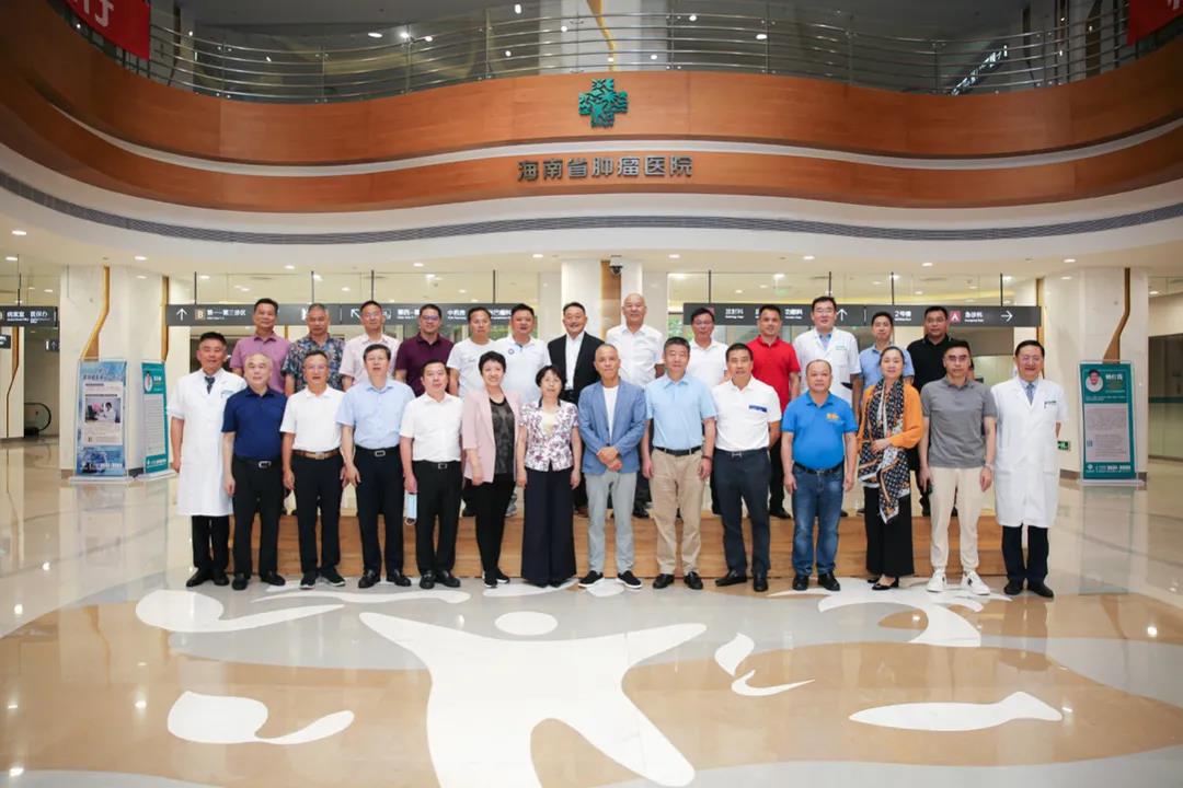 海南省工商聯(lián)“海商研究企業(yè)行”走進省腫瘤醫(yī)院.jpg