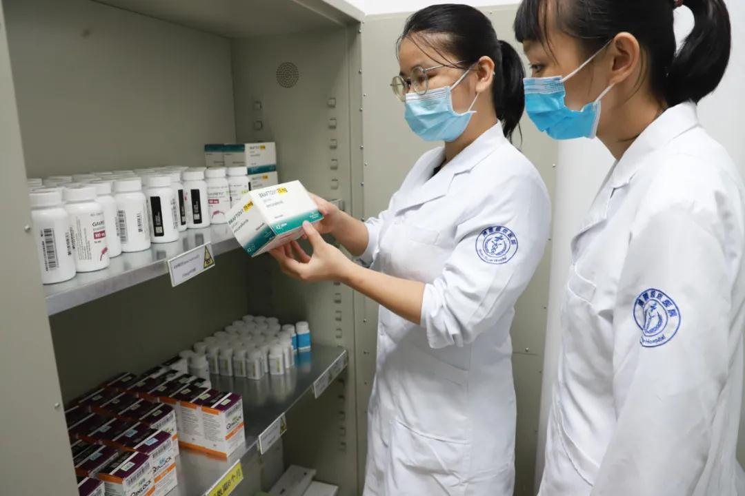 國內(nèi)首例使用新藥康奈非尼腸癌患者獲準(zhǔn)“帶藥離園” 我院專家全程護(hù)航1.jpg