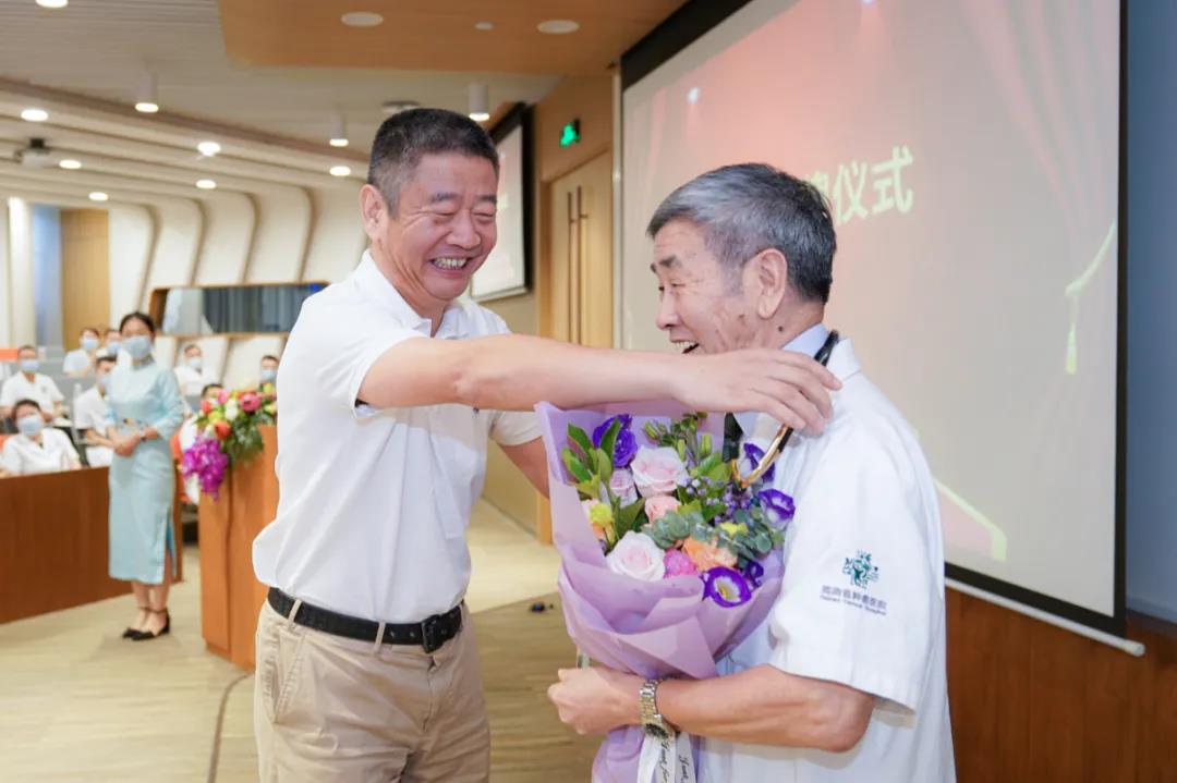 蔣會(huì)成理事長(zhǎng)向首席專(zhuān)家邵永孚授牌.jpg