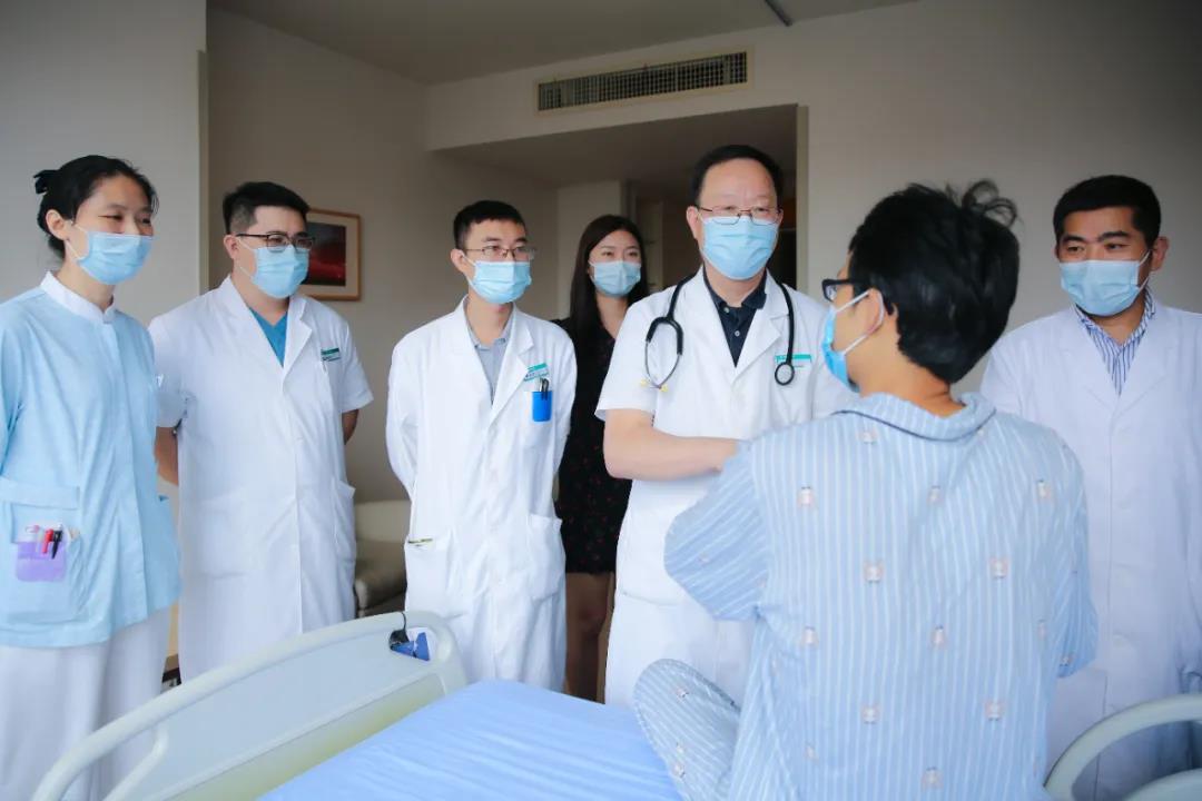 張琳教授（右一）、牛恵敏主任（右三）看望城先生.jpg