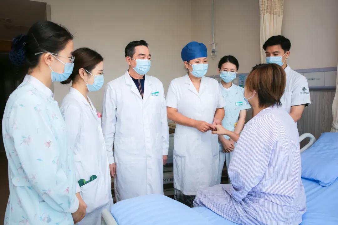 乳腺外科專家團(tuán)隊(duì)看望患者.jpg