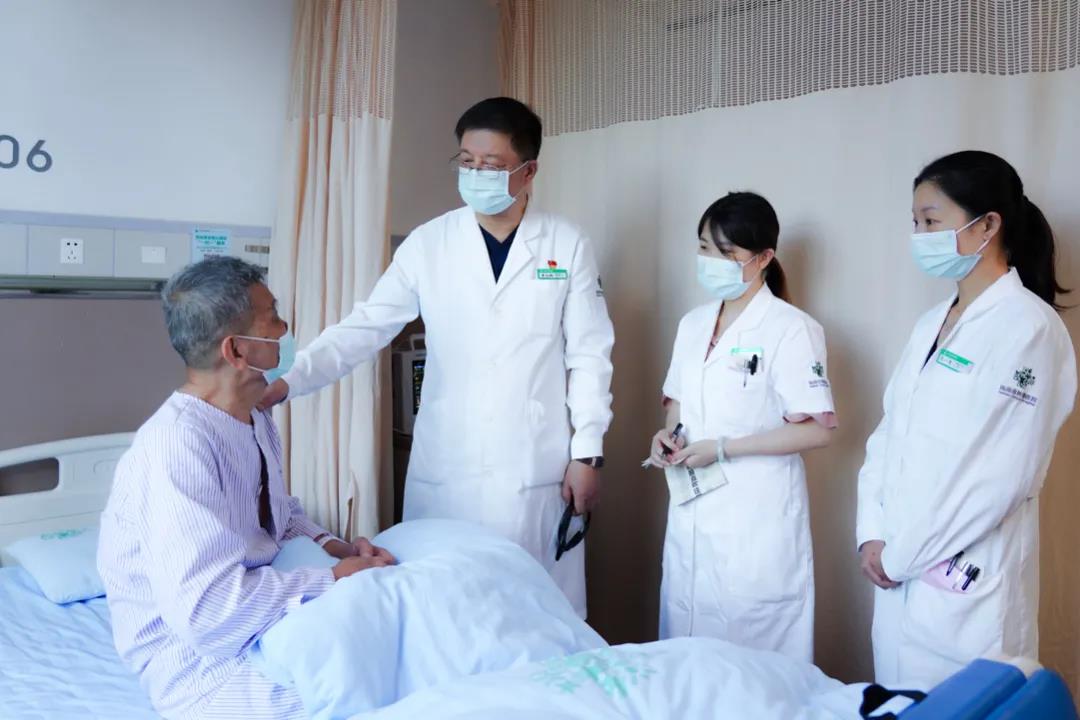李志剛團(tuán)隊看望王先生.jpg