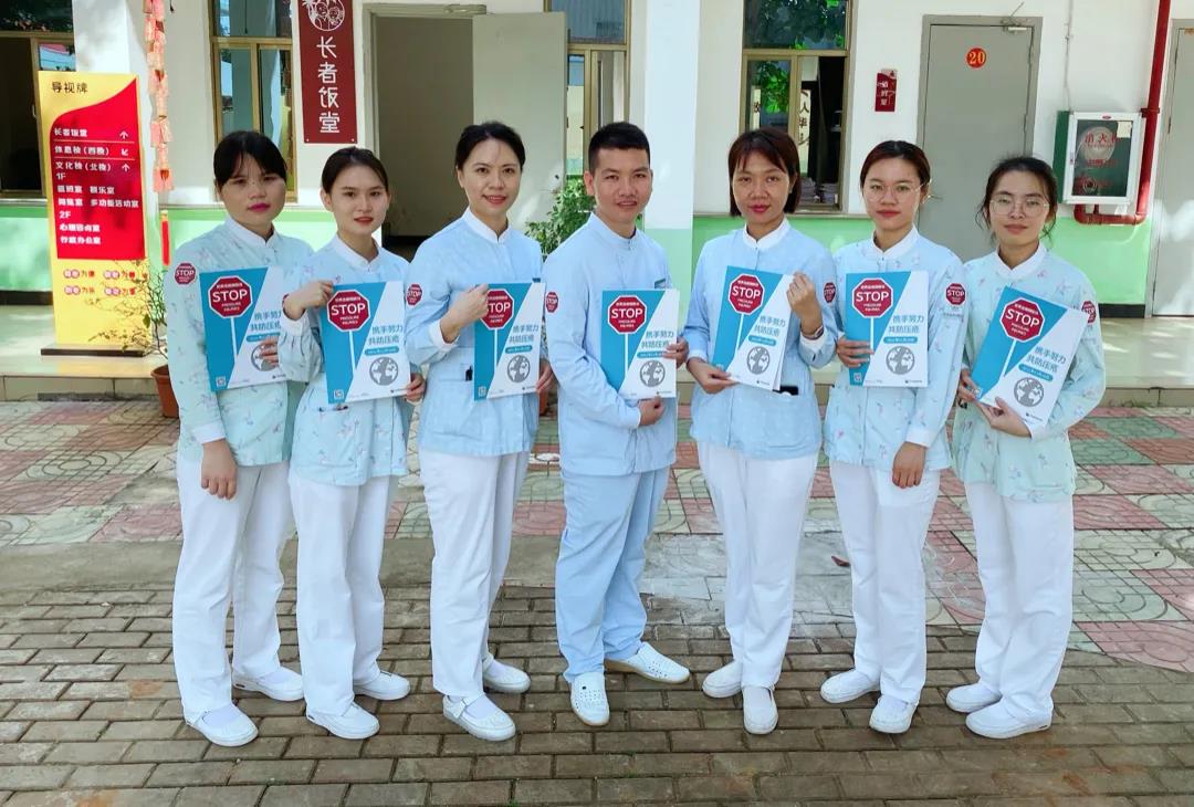 我院傷口造口護(hù)理?？菩〗M走進(jìn)敬老院.jpg