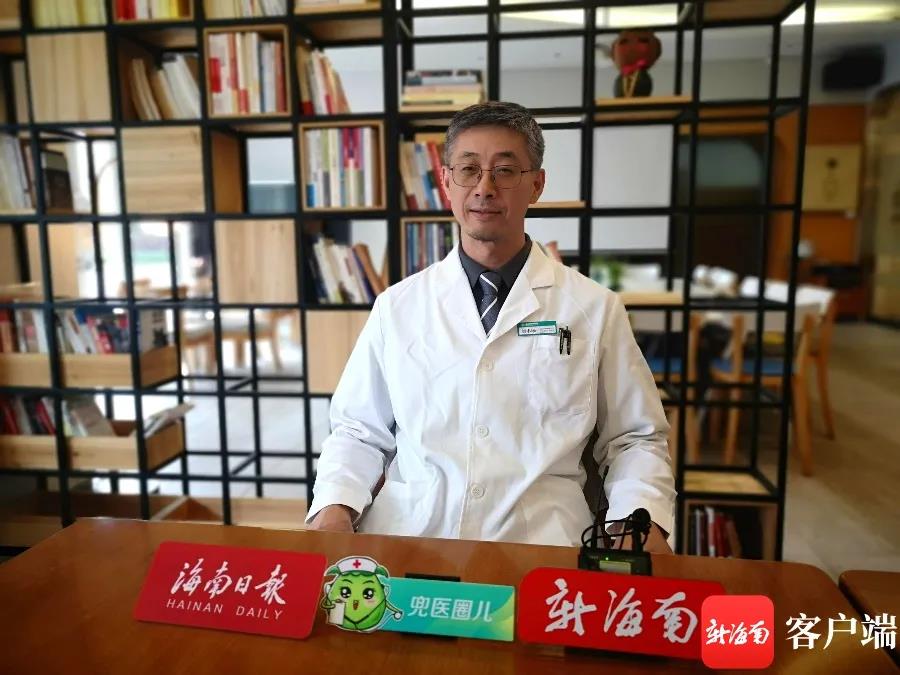新海南客戶端、南海網(wǎng)、南國(guó)都市報(bào)記者對(duì)話“小說(shuō)里”的院長(zhǎng)。記者王洪旭攝.jpg