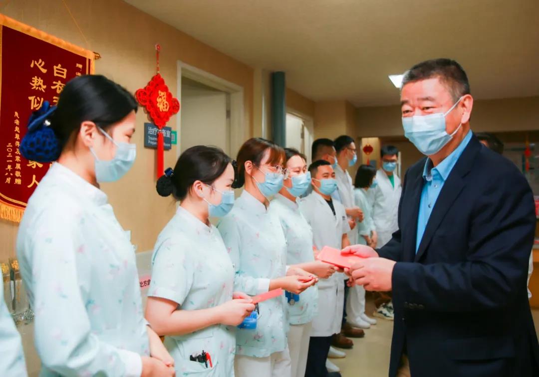 蔣會(huì)成理事長(zhǎng)慰問值班醫(yī)護(hù).jpg