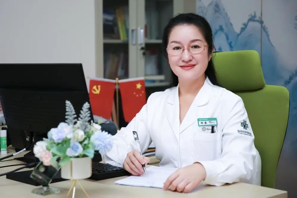 海南成美醫(yī)院副院長(zhǎng)鄭茵教授.jpg