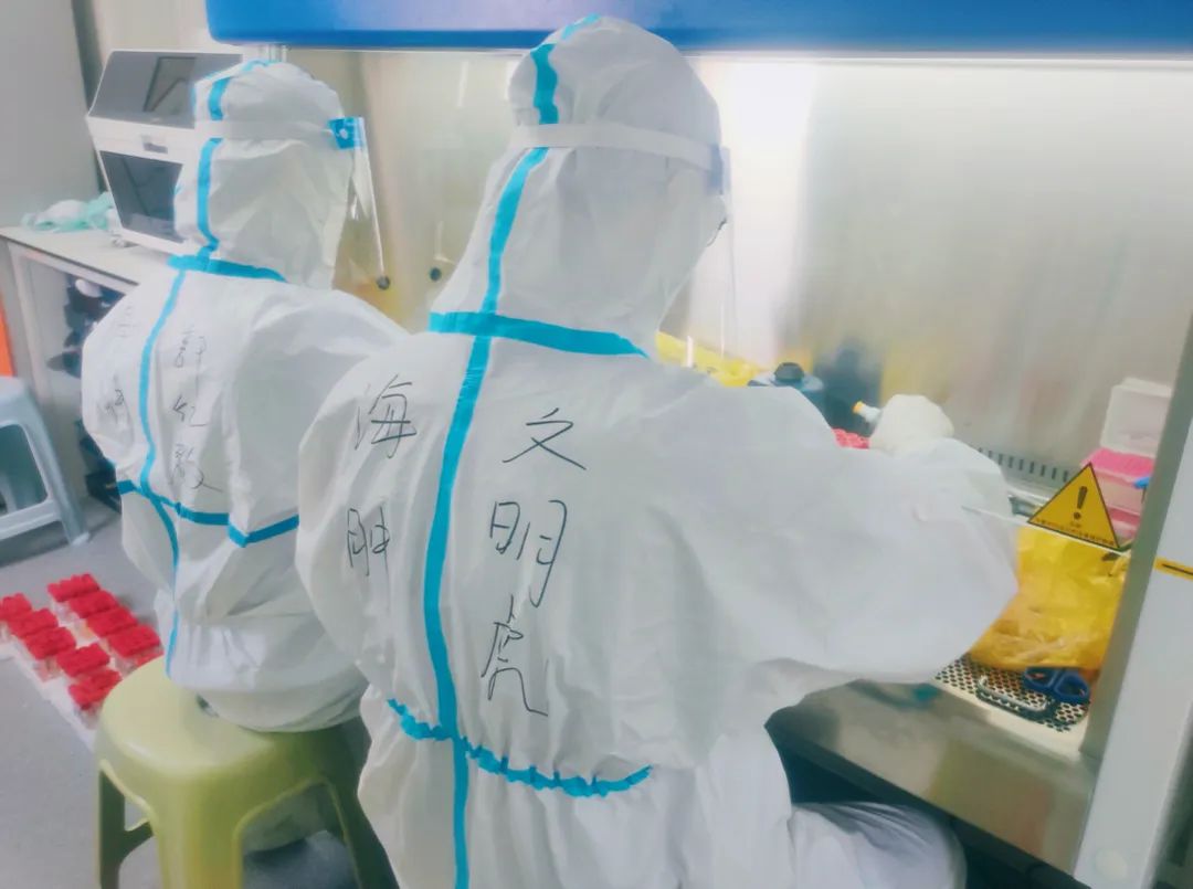 “戰(zhàn)疫”中的幕后英雄——海南省腫瘤醫(yī)院支援三亞、港口多地核酸檢測側(cè)記1.jpg