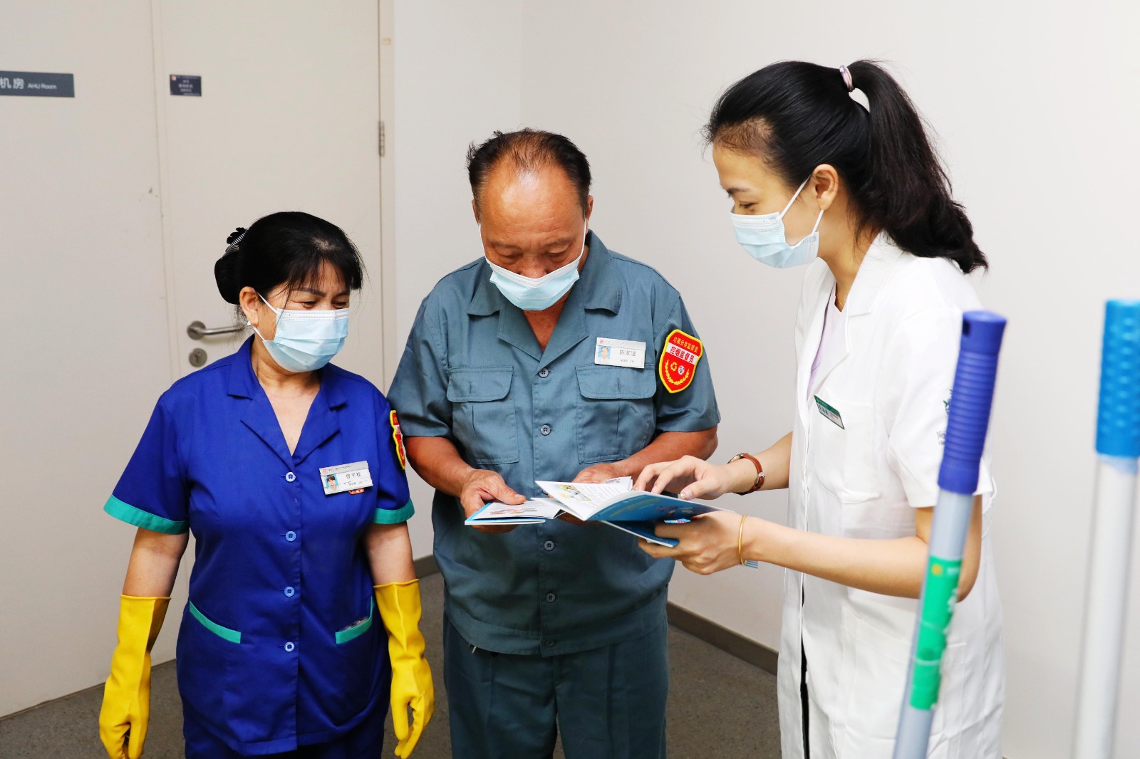 工作人員向保潔人員普及職業(yè)病防護知識.JPG