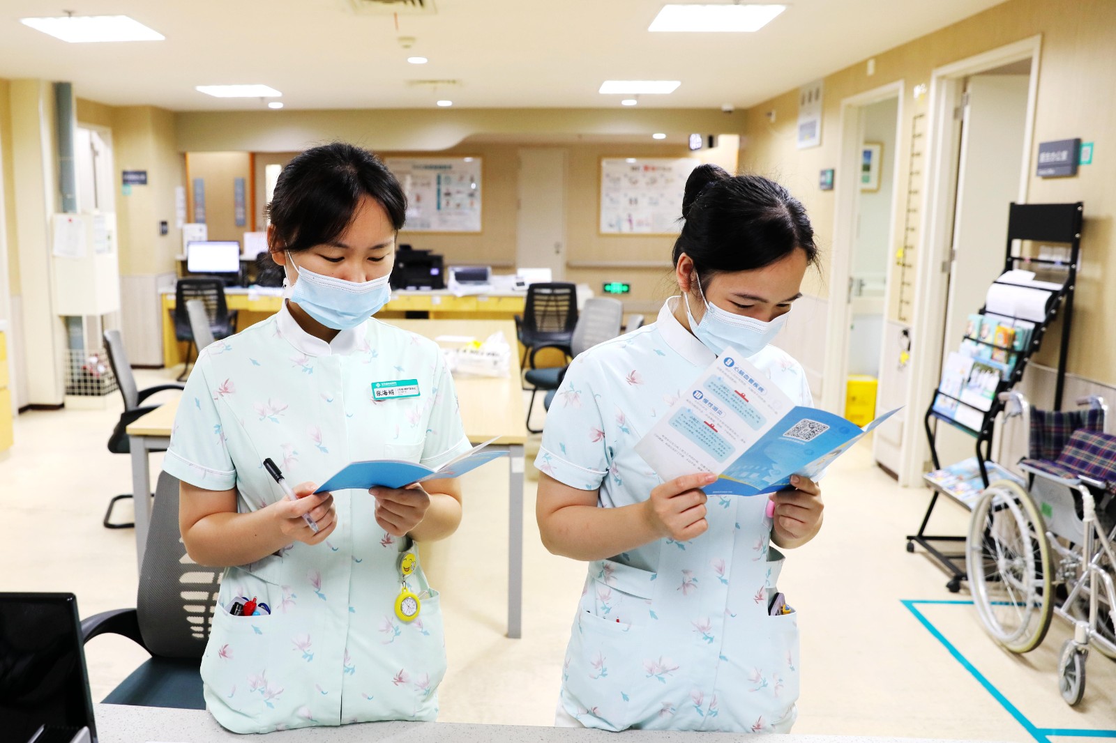 護理人員翻閱職業(yè)病防治手冊.JPG