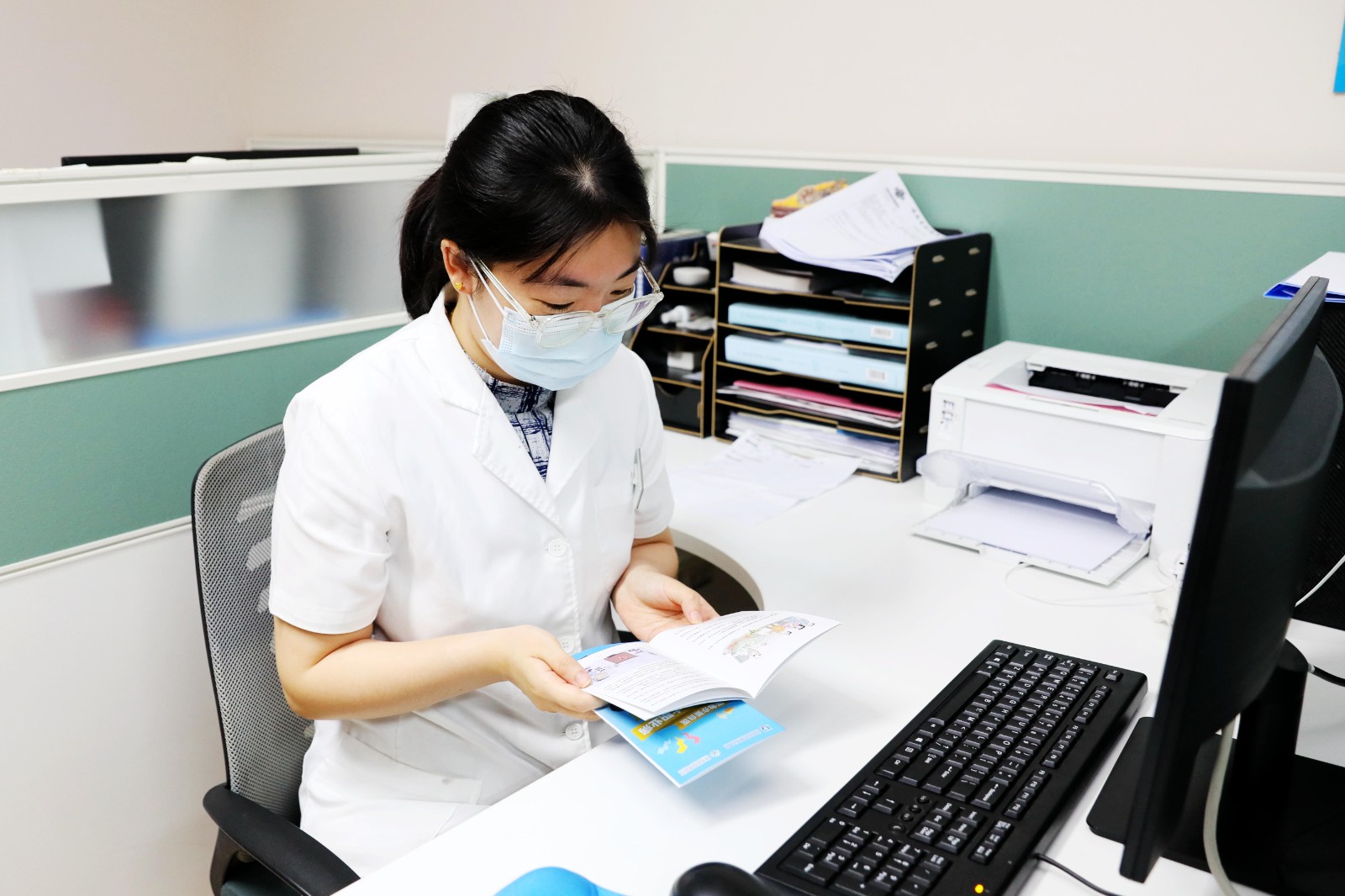 科室醫(yī)生翻閱職業(yè)病防治手冊.JPG