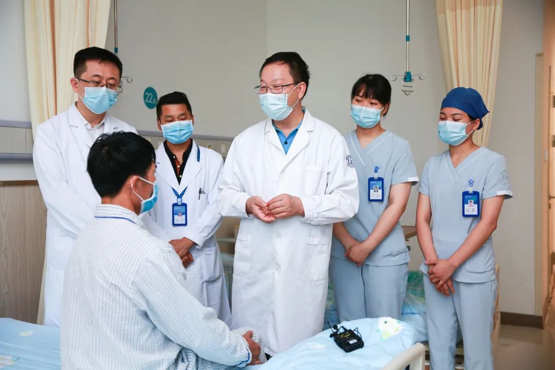 海南省腫瘤醫(yī)院和博鰲超級(jí)醫(yī)院醫(yī)護(hù)團(tuán)隊(duì)術(shù)前看望患者.jpg
