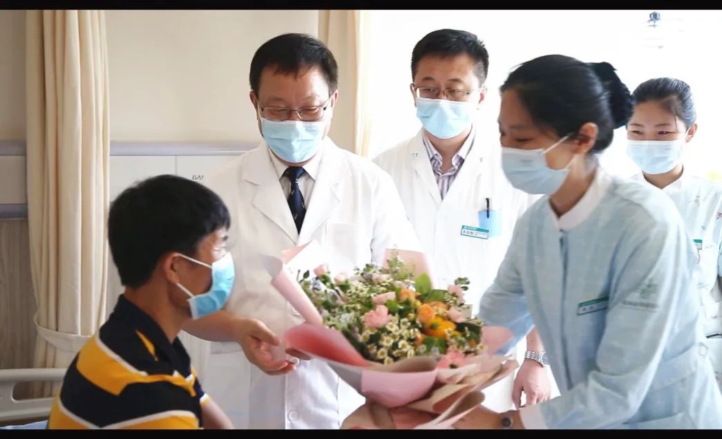 國(guó)內(nèi)首批兩例釔90玻璃微球臨床治療患者順利出院2.jpg