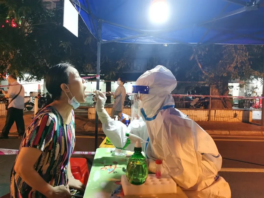 戰(zhàn)疫再出發(fā)！我院連續(xù)4天支援?？谑腥珕T核酸檢測工作1.jpg