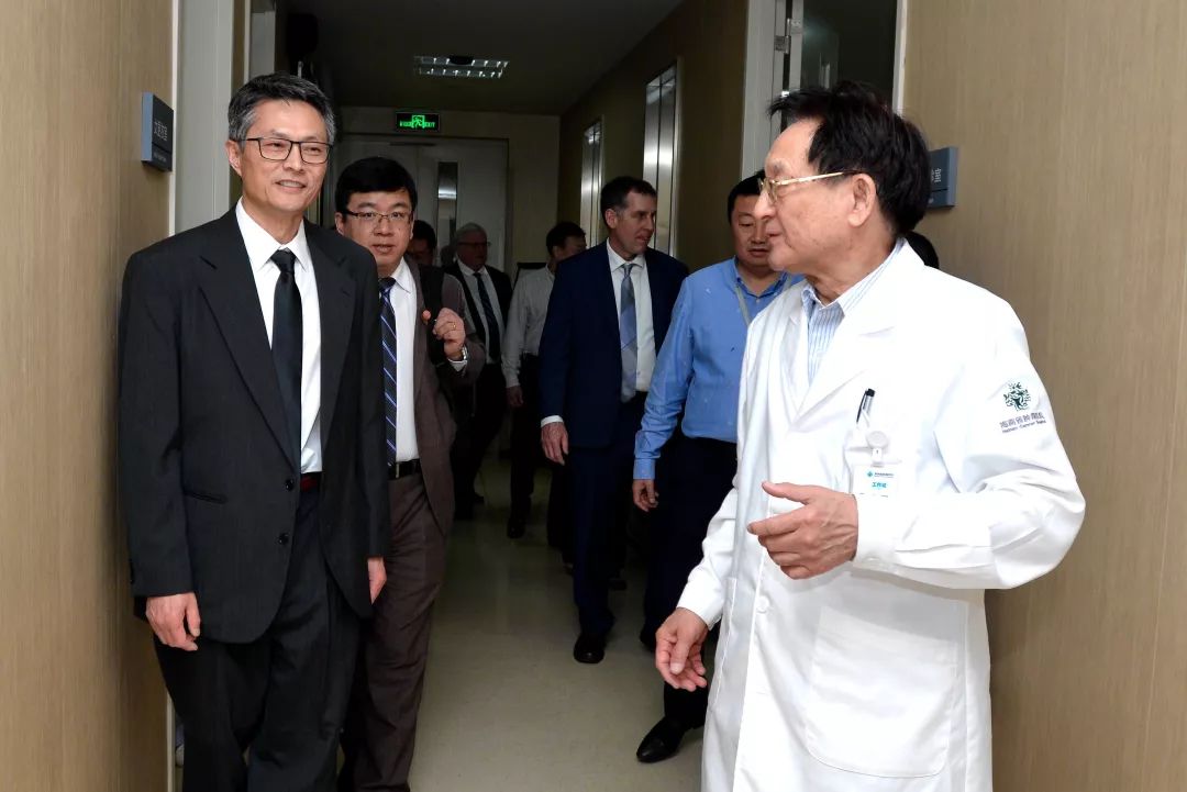 梅奧診所代表團(tuán)參觀訪問(wèn)海南省腫瘤醫(yī)院5.jpg