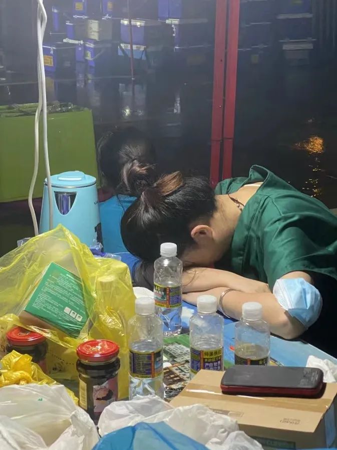 “疫情不退，我們不退” 海南省腫瘤醫(yī)院支援三亞抗疫團隊速寫1.jpg