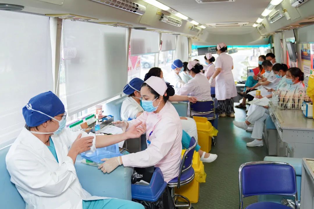 海南省腫瘤醫(yī)院開展無償獻(xiàn)血活動(dòng)1.jpg